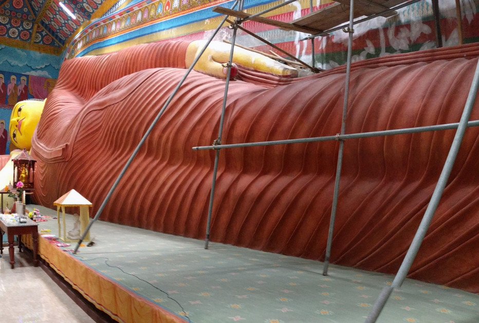 The largest reclining Buddha statue in South Asia, Ambalangoda Photo: Reclining Buddha