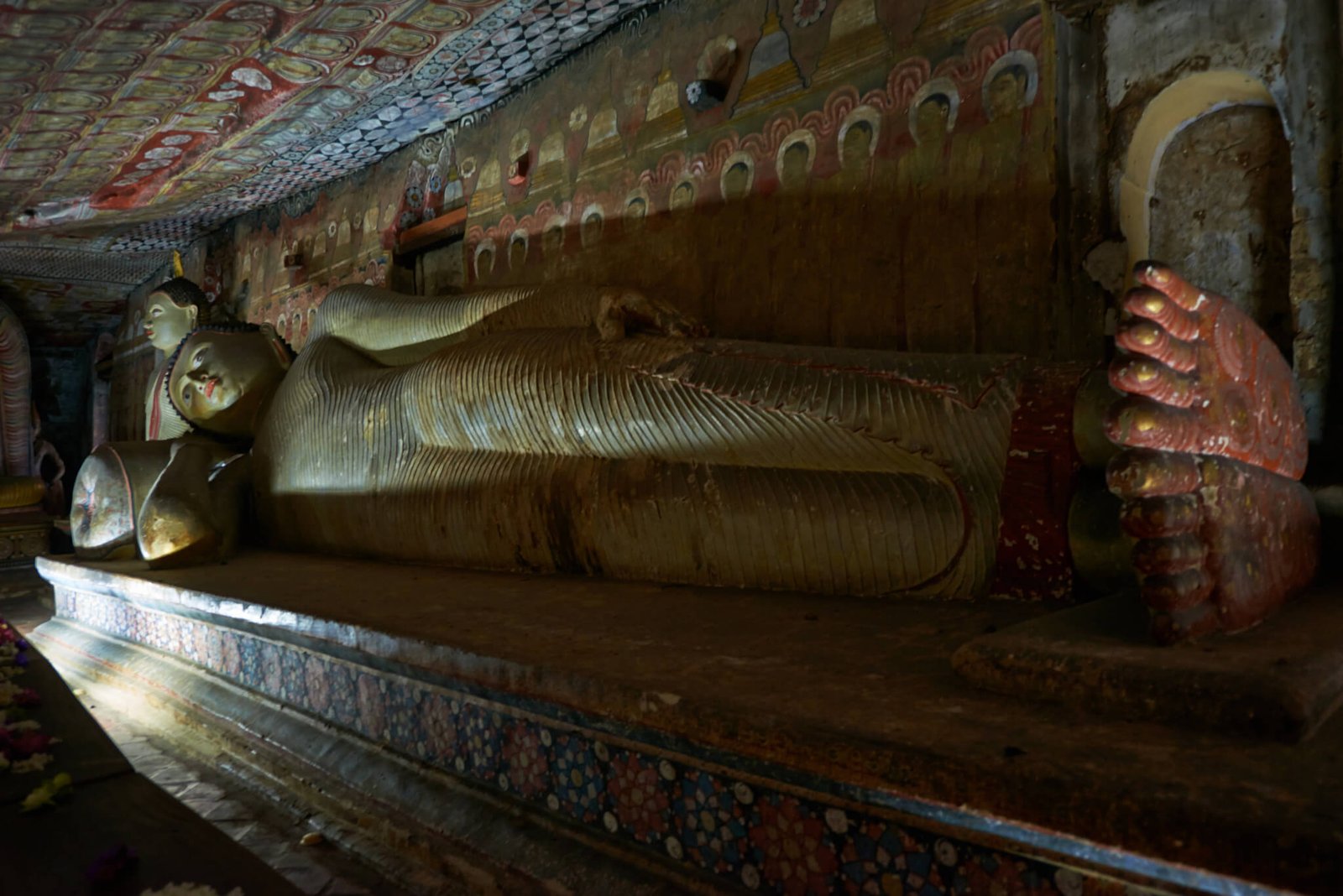Rock-cut reclining Buddha sculpture in Deva Raja Viharia Cave, Dambulla Reclining Buddha in Deva Raja Vihariya Cave