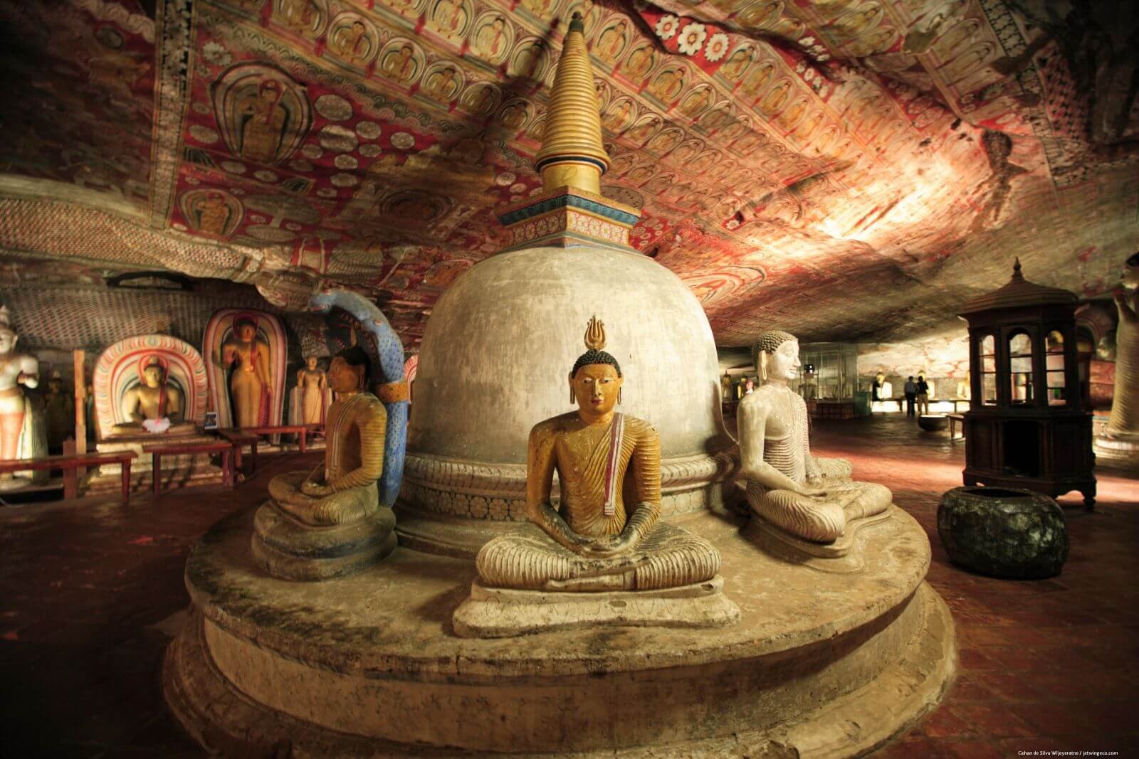 Interior of Maha Raja Vihariya, Dambulla Photo: Maha Raja Vihariya Cave