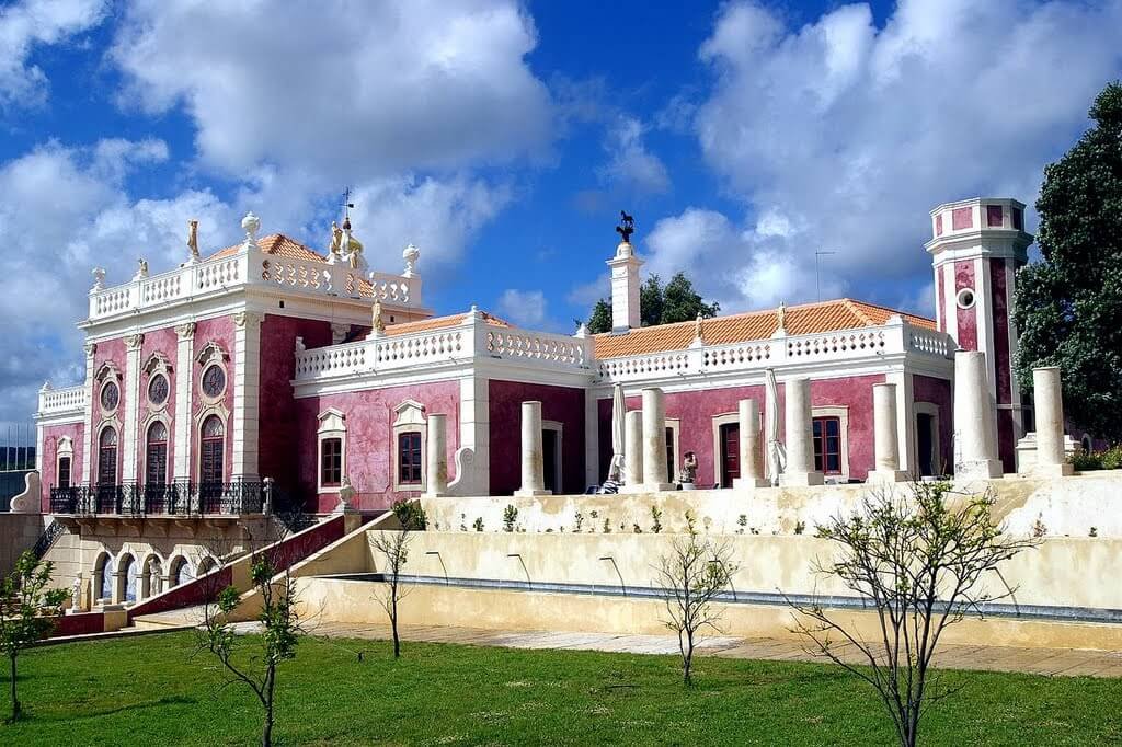 Facade of the castle and Palacio de Estoi Hotel near Faro Photo: Palacio de Estoi Hotel