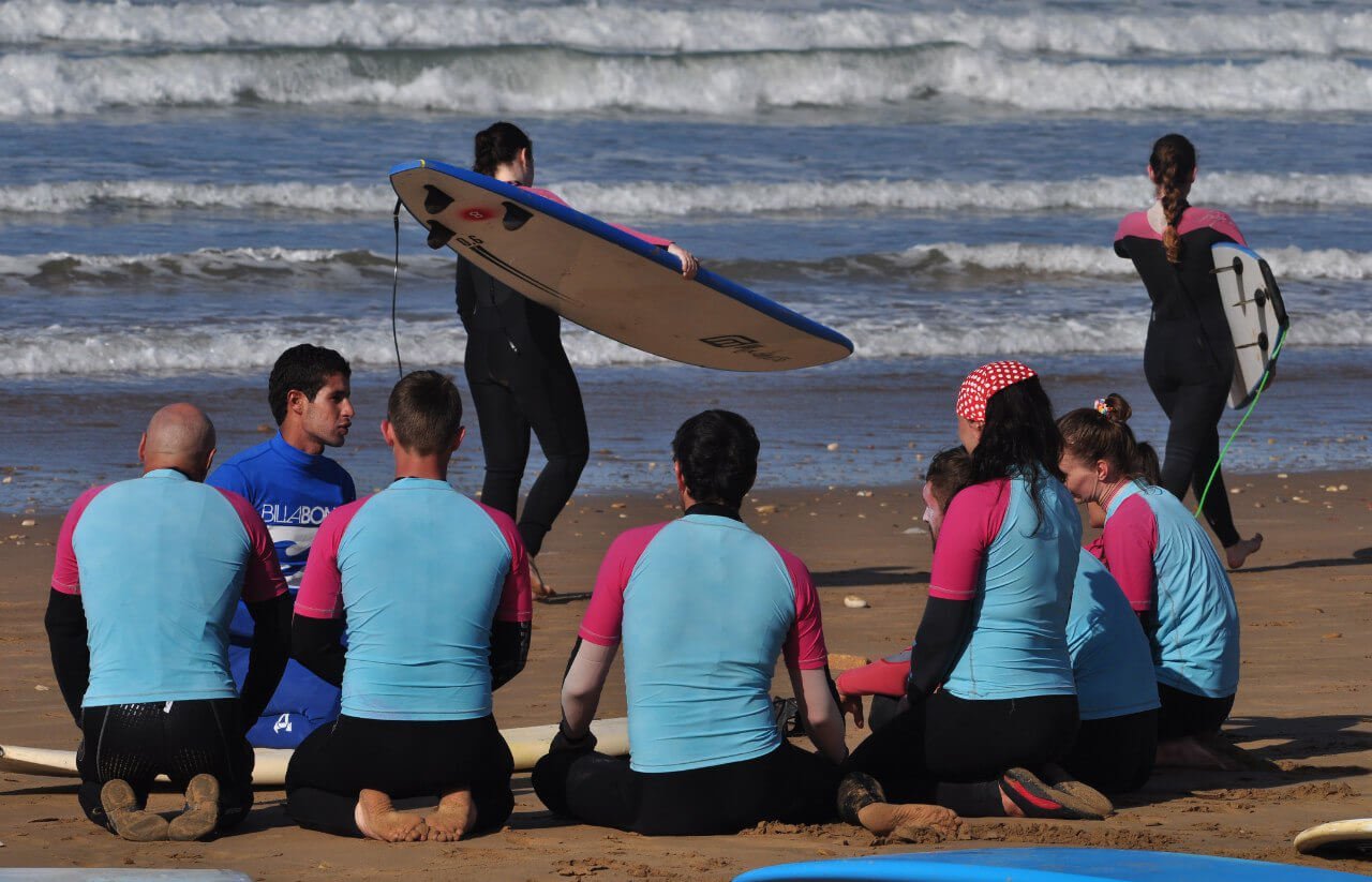 The instructor gives group surfing lessons Group surfing lessons