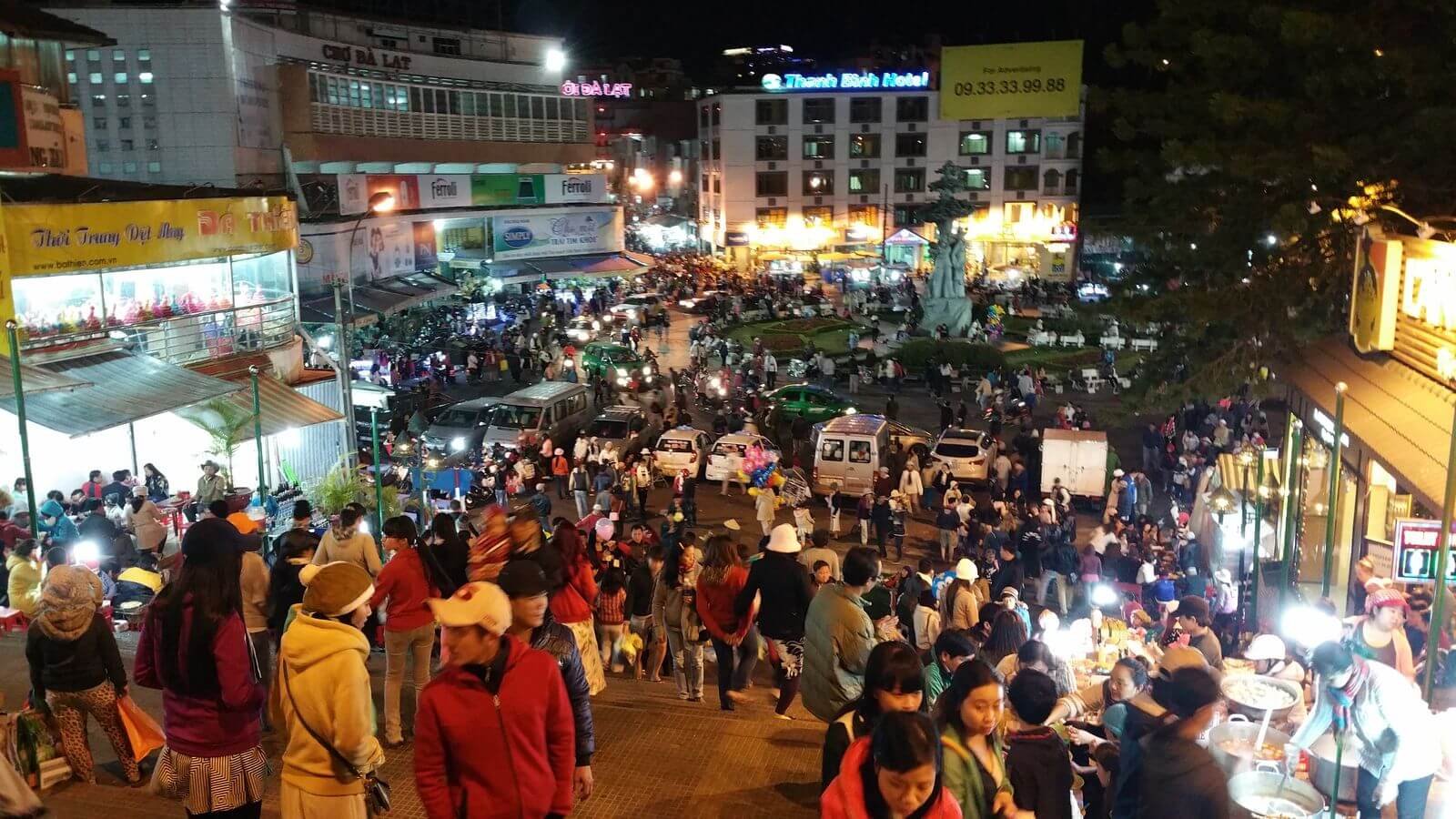 Trading at the Dalat Market in the evening Central market in the evening