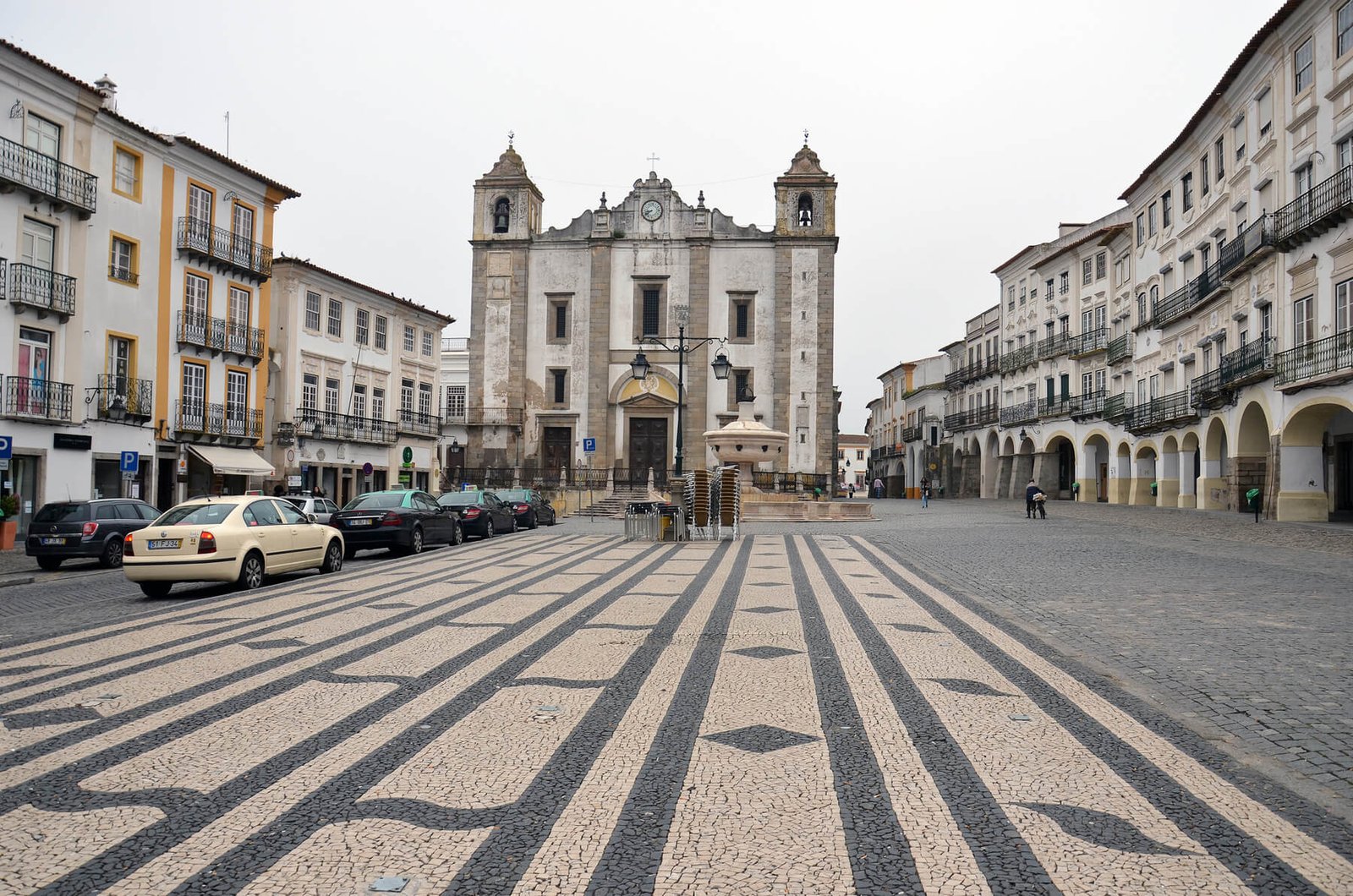 Photo of the central Giraldo Square in Evora Giraldo Central Square