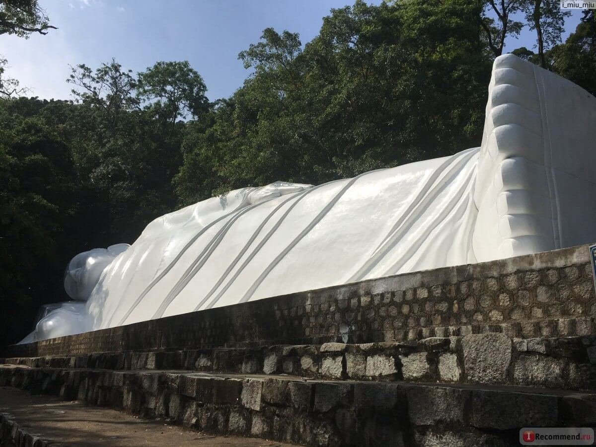 Photo of the reclining Buddha statue on Mount Taku Reclining Buddha statue on Mount Taku