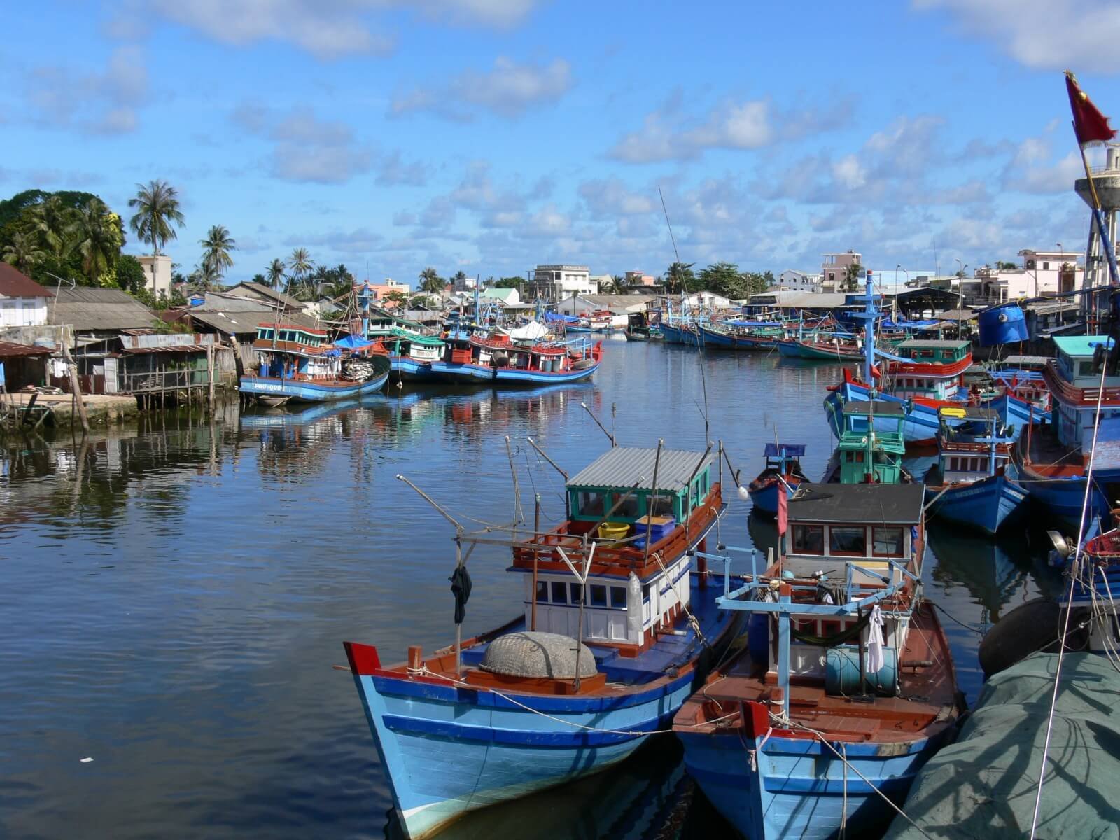 Photo of boats in the fishing village of Fukuoka Photo of the village on vodeZyong Donga