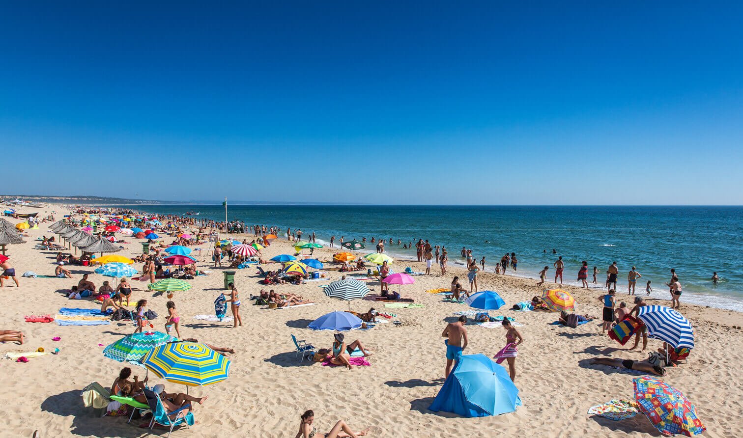 Photos of people relaxing on the beach of Costa da Caparica Costa da Capariki beach
