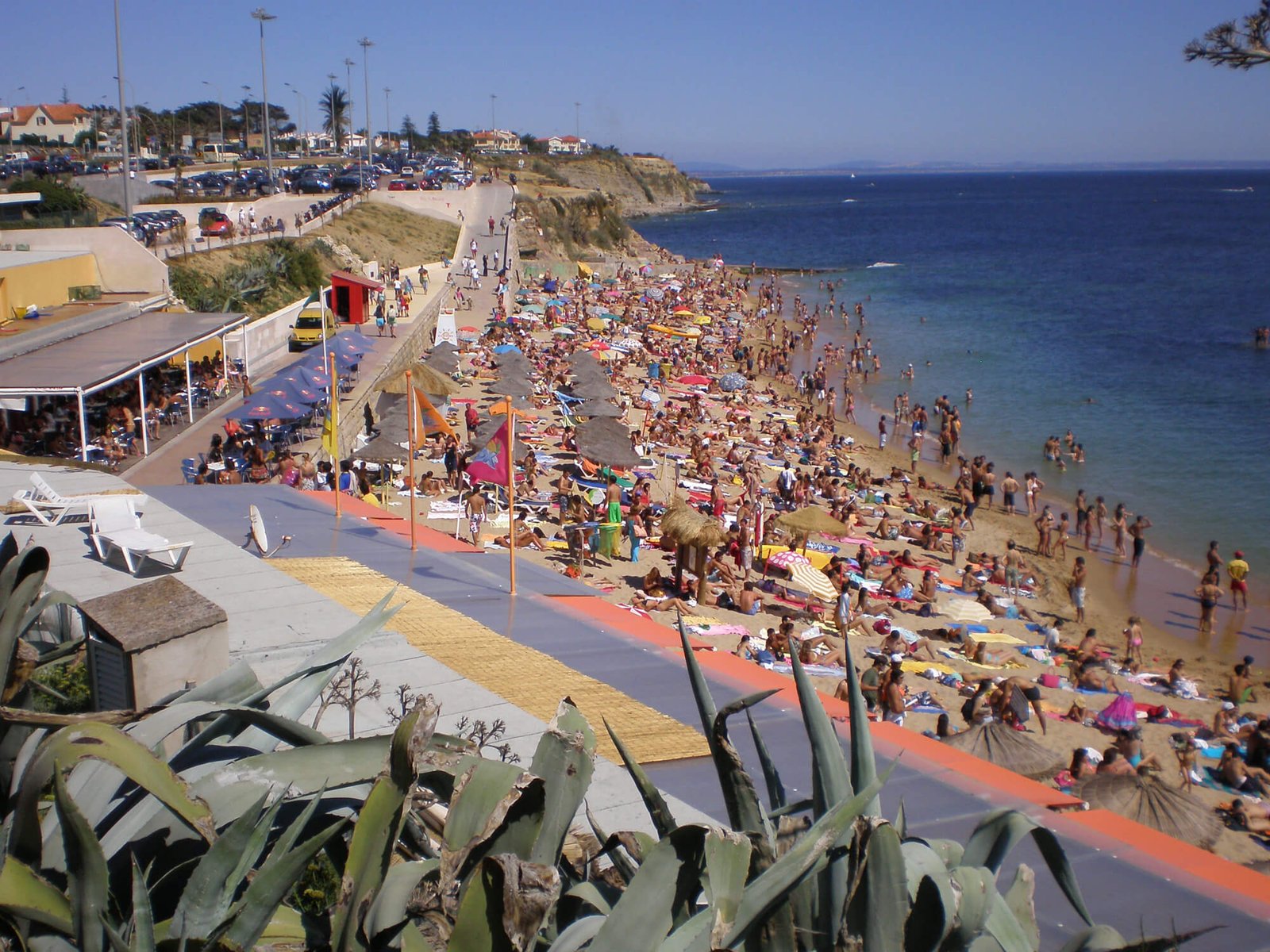 Photos of people relaxing on the beach of Sau Pedro de Estoril São Pedro do Estoril Beach