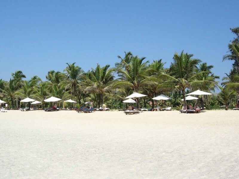 Deckchairs and tables in Vark in Goa Sun beds and tables in Vark