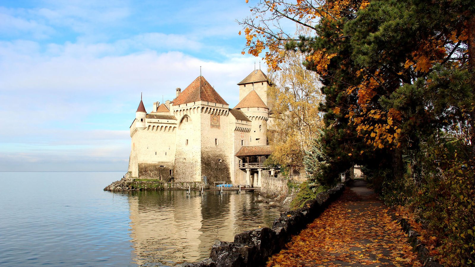 Autumn walk to Chillon Chillon Walking Tour
