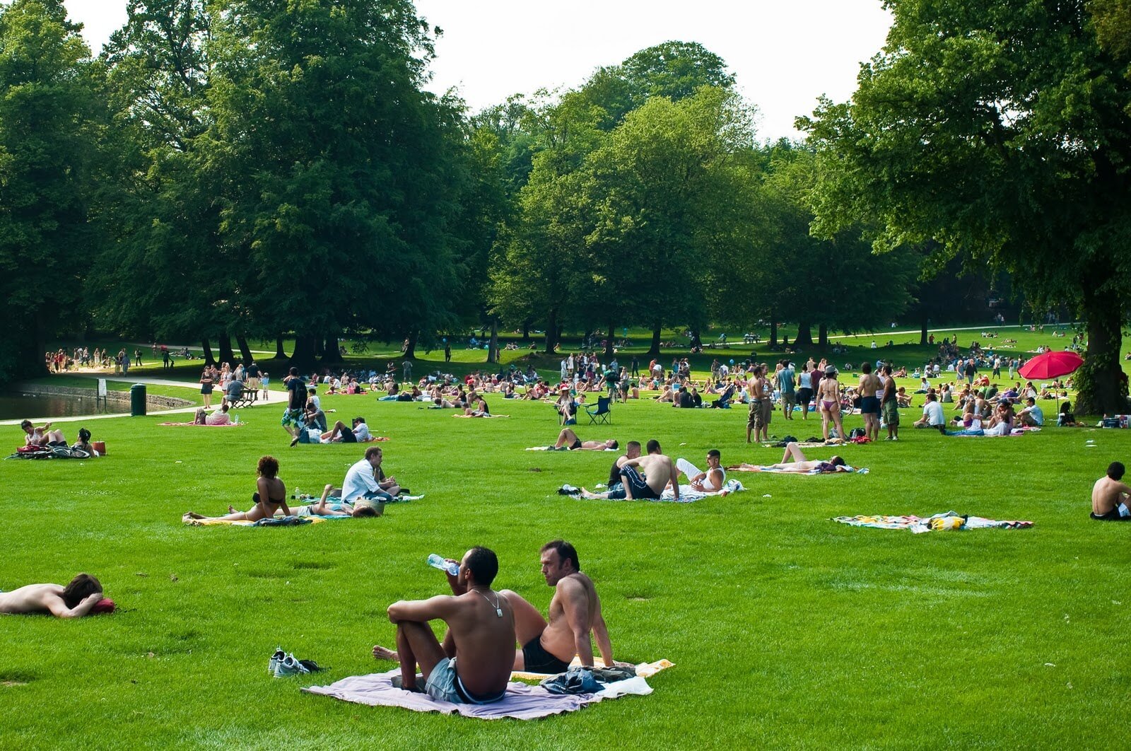 Photos of vacationers on a picnic in the Bois de la Cambre Park Bois de la Cambre Park