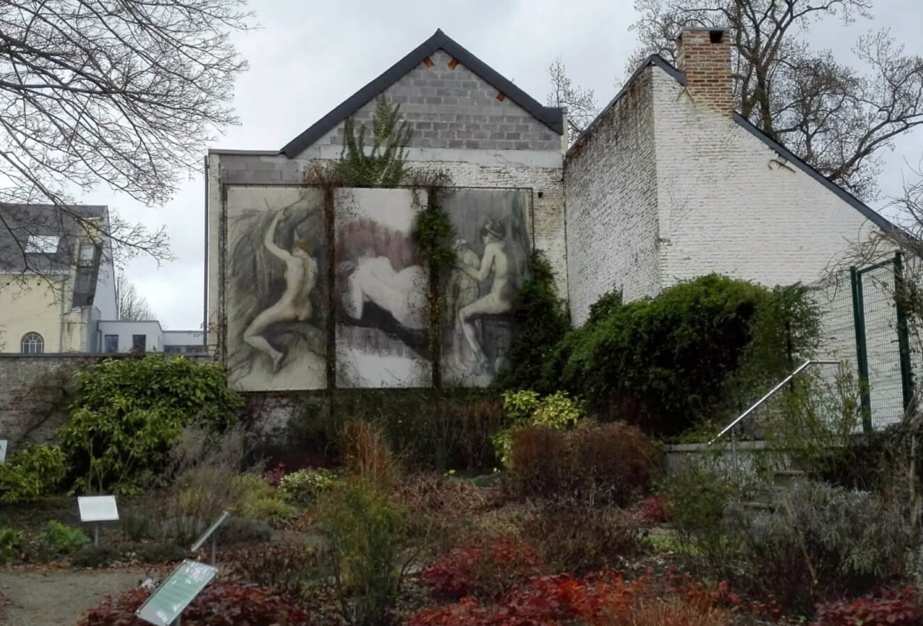 Photo of the courtyard of the Felicien Rops Museum In the courtyard of the mansion