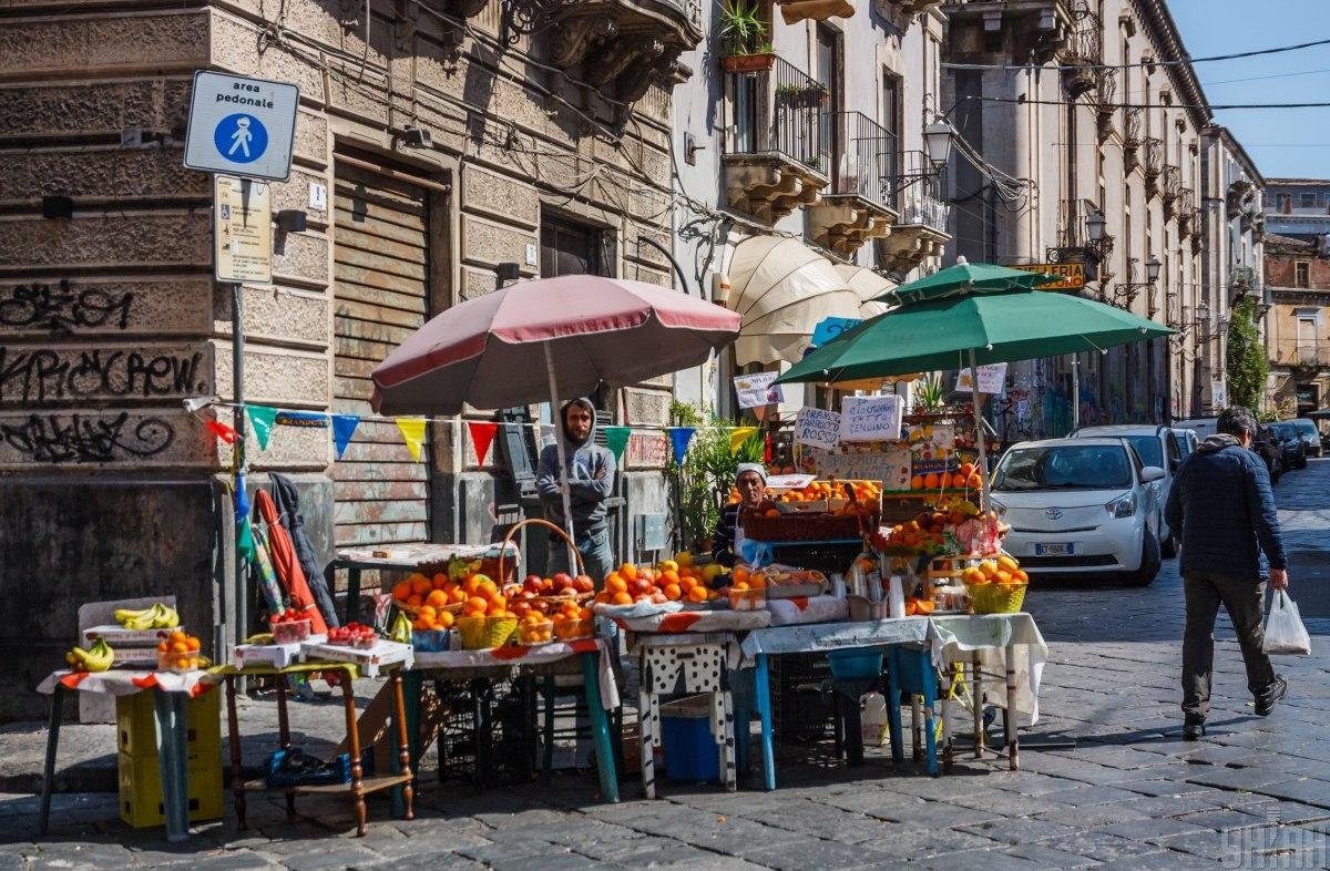 Fruit vendors on one of the streets in the city of Catania / photo UNIAN, Janos Nemes Fruit vendors on one of the streets in the city of Catania / photo UNIAN, Janos Nemes