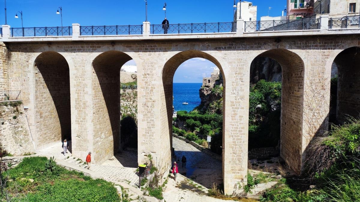 Polignano a Mare offers tourists a huge number of viewing platforms / photo by Marina Grigorenko Polignano a Mare offers tourists a huge number of viewing platforms / photo by Marina Grigorenko
