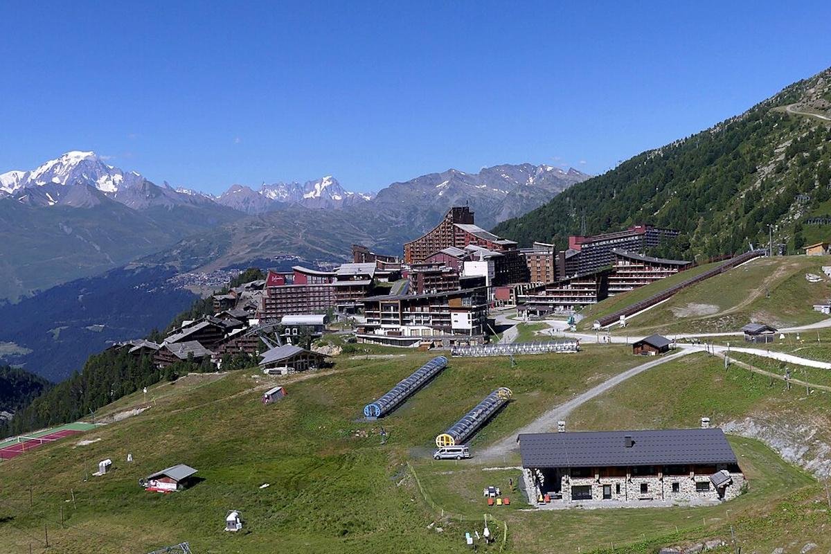 Les Arcs Resort Village in Summer / Photo by Wikipedia