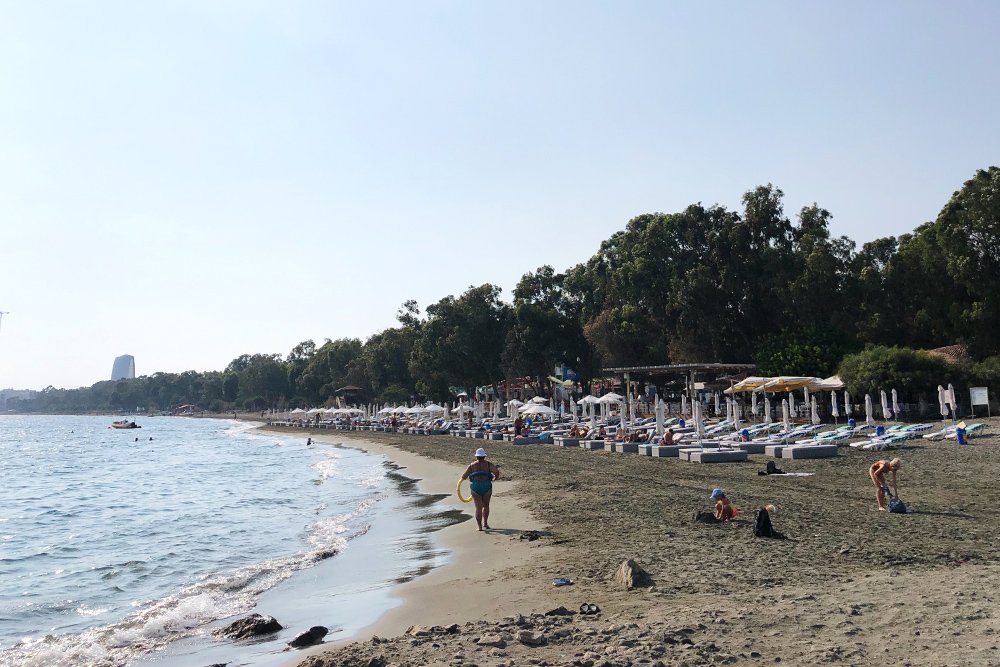 The water on Dasudy is usually clean and clear, and there are rarely any waves.