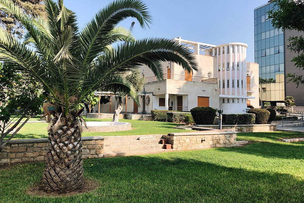 You don't have to pay to enter the gallery to walk around the park.