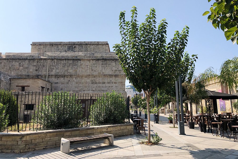 There are numerous cafes and restaurants outside the castle gates.