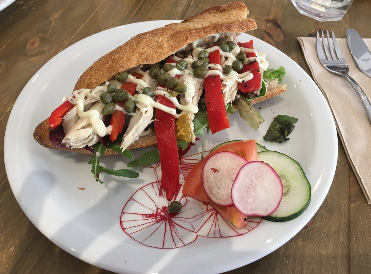 The photo shows a breakfast at the Wandu Café in Curaçao Breakfast at Wandu Cafe