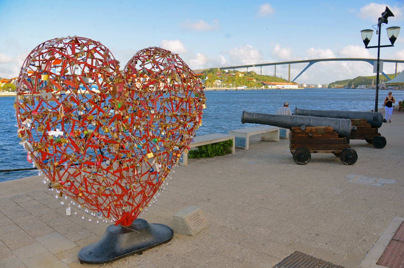 Photo of the cannon and the sculpture of the church on the Hendelskade embankment Handelskade Embankment