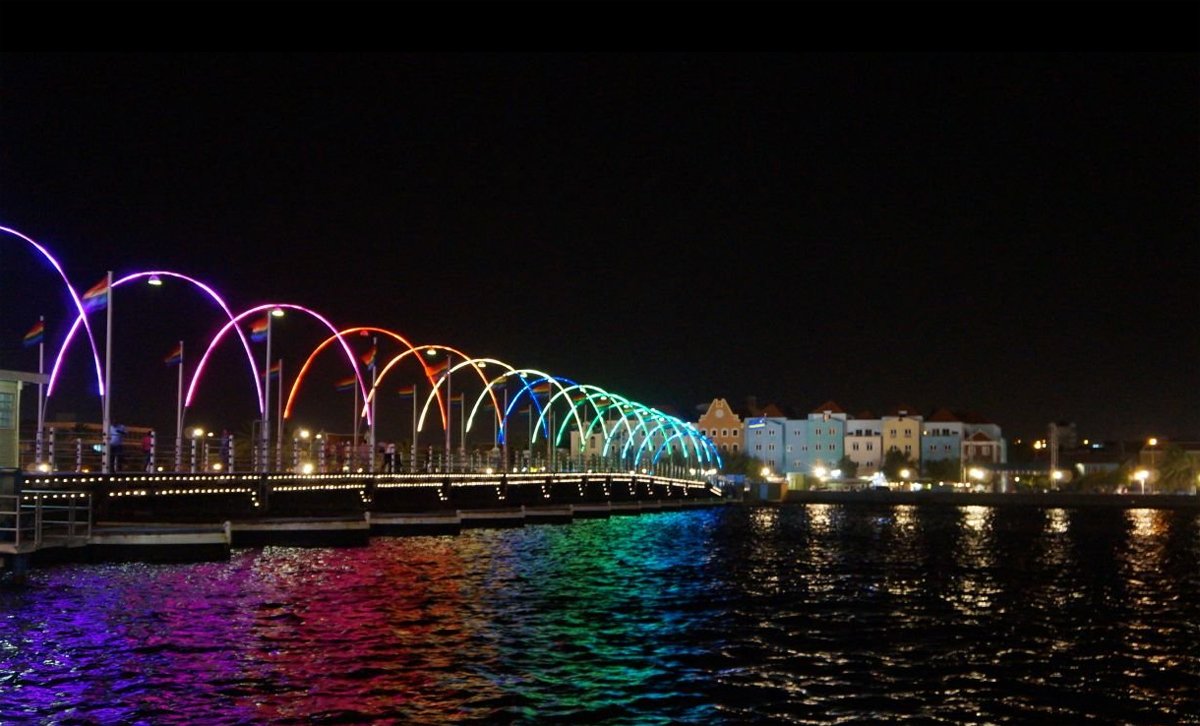 Photos of the Queen Emma Night Bridge Beautiful night lighting Queen Emma Bridge