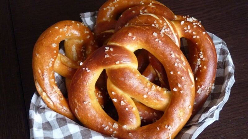Brezel or bretzel