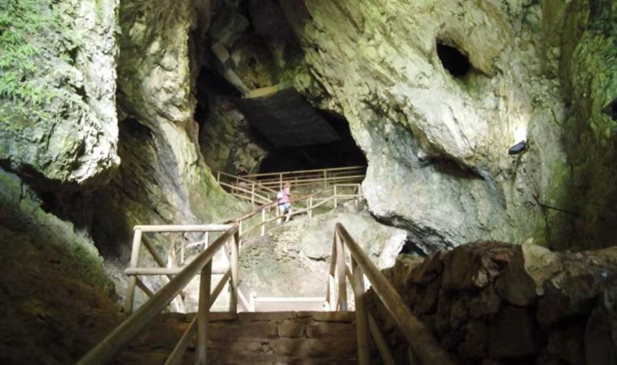The world’s largest cave castle was built into a rock 123 meters high. The world’s largest cave castle was built into a rock 123 meters high.