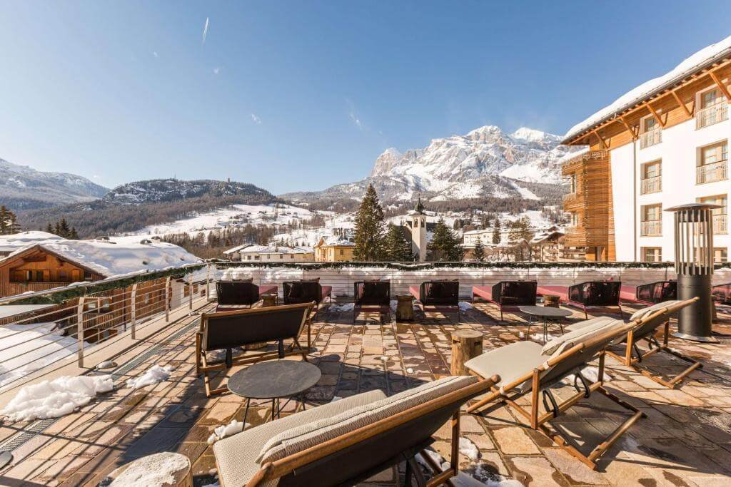 Accommodation and hotels in the Dolomites: where to stay best. A hotel in the Dolomites with a mountain view.