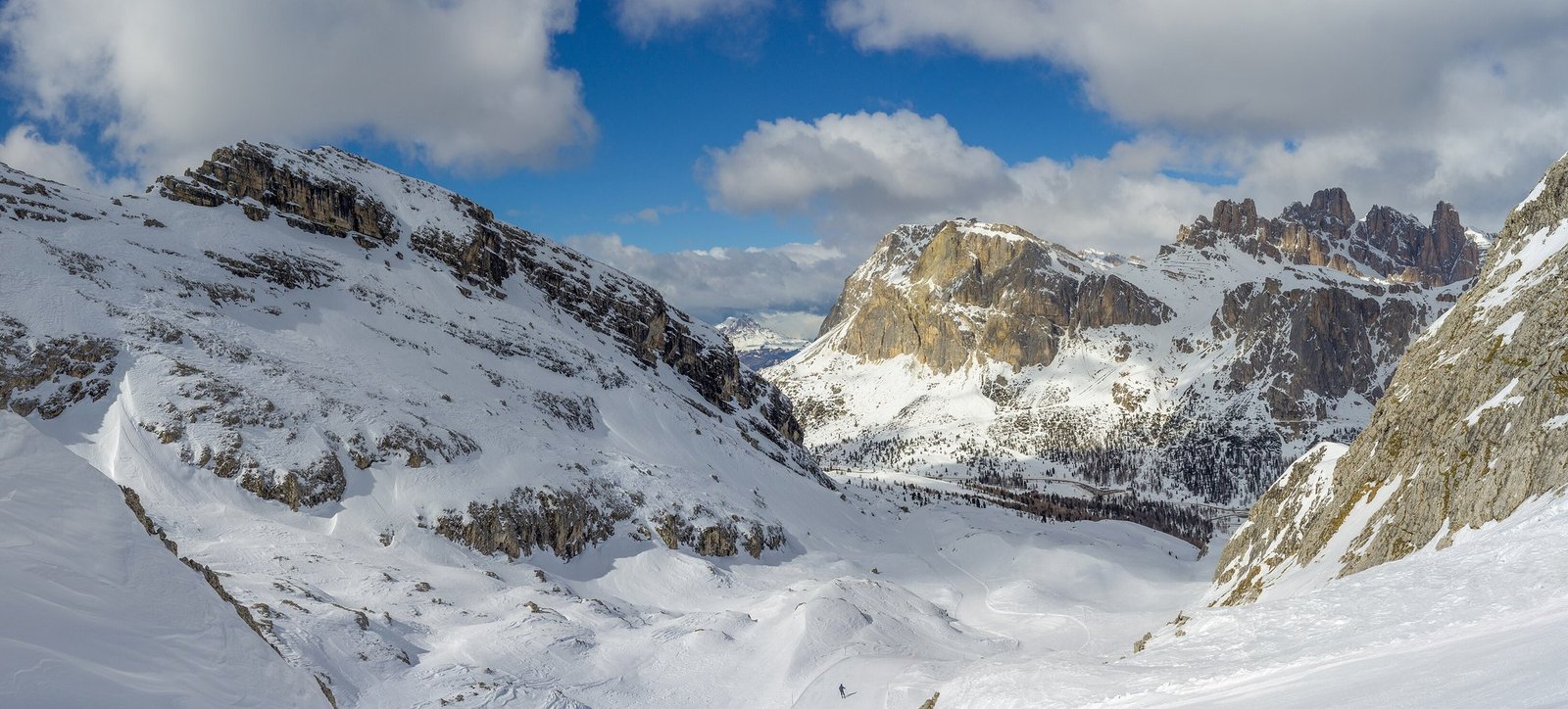Snow-covered bowl below Forcella Averau with Croda Negra, Passo Falzarego and the Lagazuoi in winter