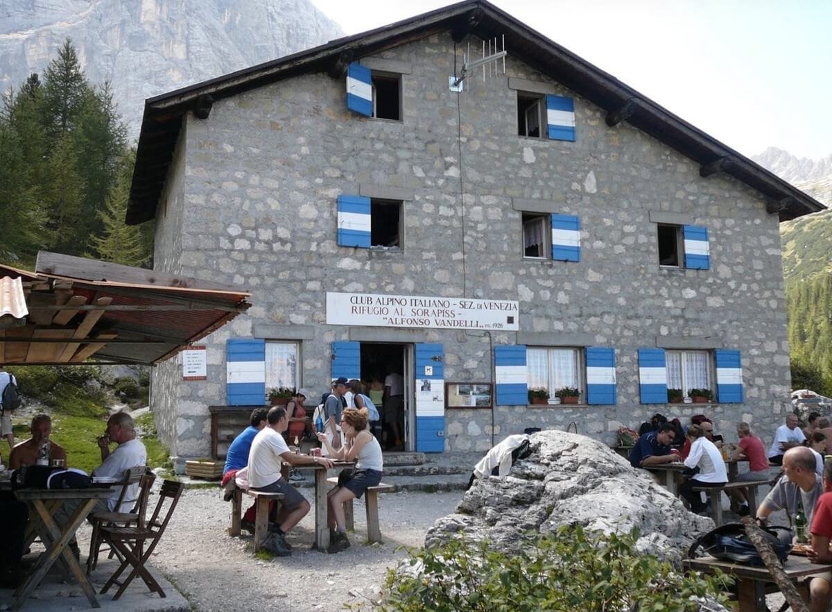 Mountain hut Rifugio Vandelli next to Lake Sorapis
